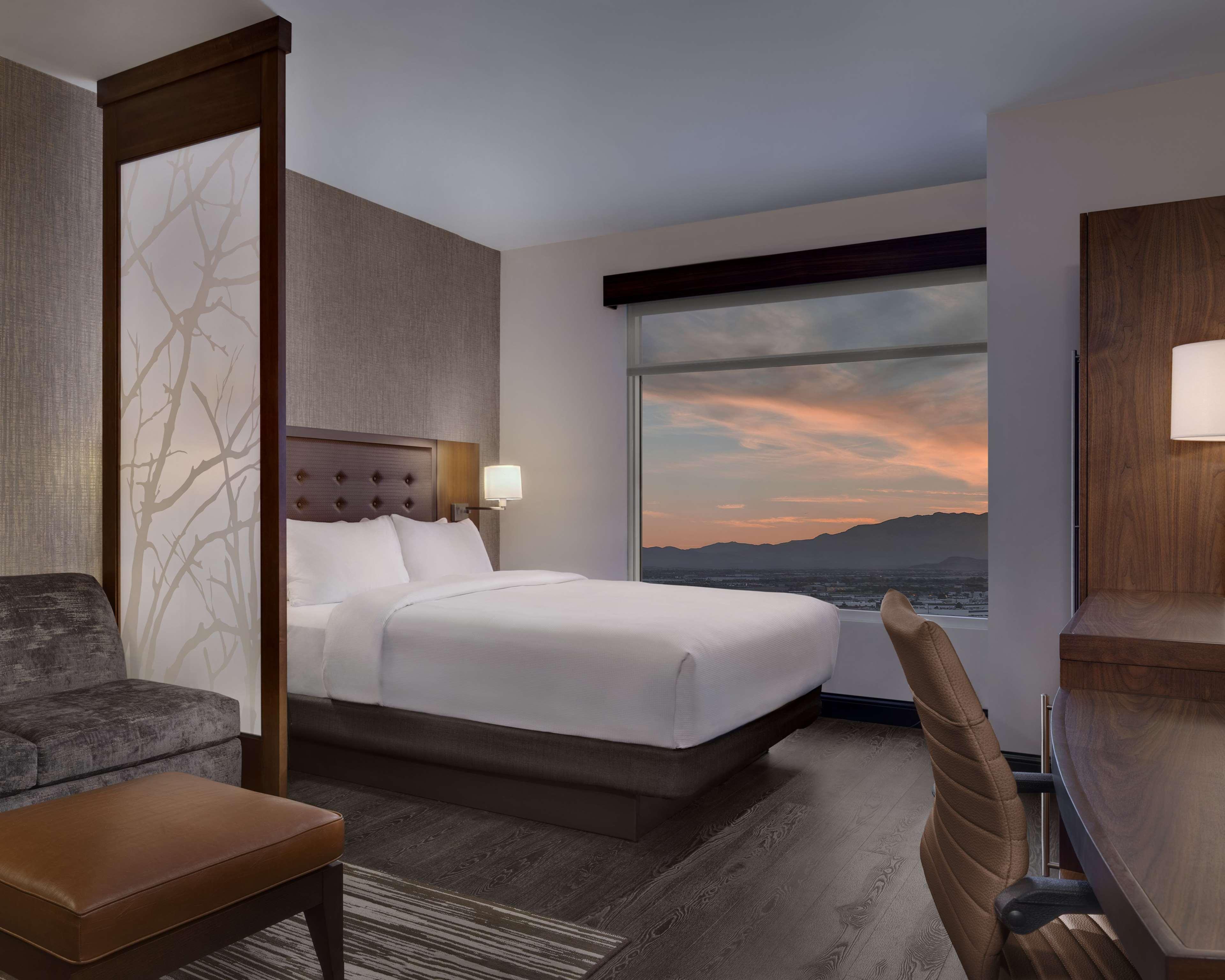Hyatt Place Las Vegas At Silverton Village Exterior foto