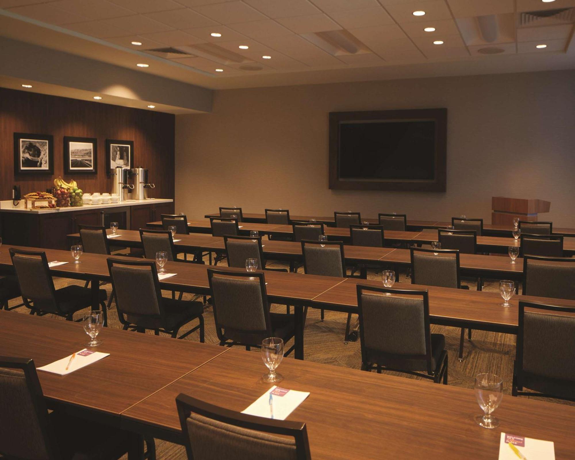 Hyatt Place Las Vegas At Silverton Village Exterior foto